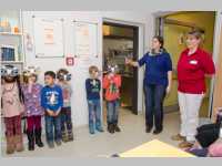 Kindergarten feiert Weihnachten im Pflegeheim Neufeld, 19.12.2014