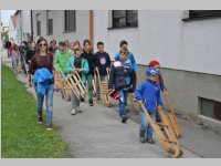 Osterratschen in Neufeld, 19.04.2014