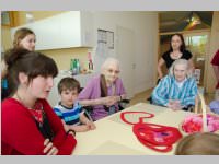 Pflegeheim besucht Neufelder Kinderkrippe, 10.05.2013