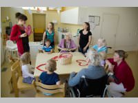 Pflegeheim besucht Neufelder Kinderkrippe, 10.05.2013