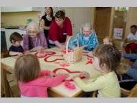 Pflegeheim besucht Neufelder Kinderkrippe, 10.05.2013