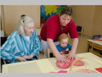 Pflegeheim besucht Neufelder Kinderkrippe, 10.05.2013