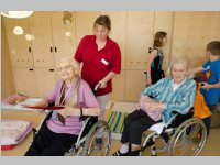 Pflegeheim besucht Neufelder Kinderkrippe, 10.05.2013