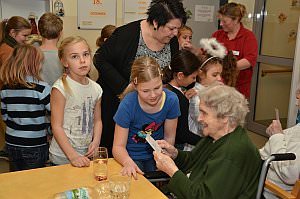 Volksschule feiert Weihnachten im Pflegeheim Neufeld, 18.12.2012