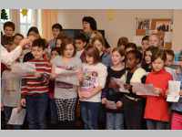 Volksschule feiert Weihnachten im Pflegeheim Neufeld, 17.12.2013