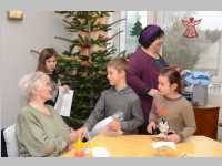 Volksschule feiert Weihnachten im Pflegeheim Neufeld, 17.12.2013