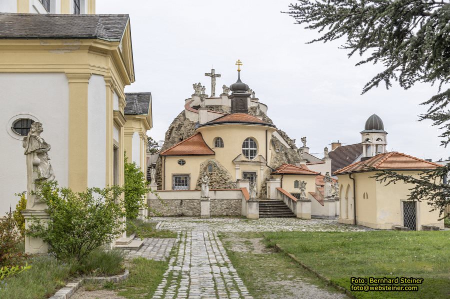Wallfahrtskirche Maria Lanzendorf mit Kalvarienberg, April 2026